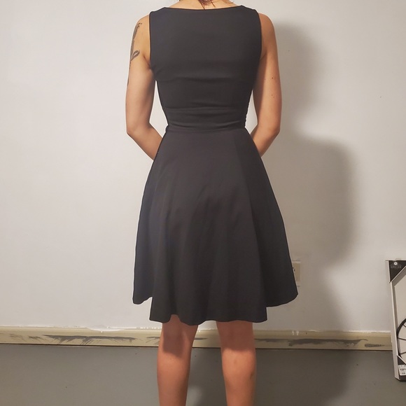 Simple black hourglass dress - Picture 3 of 4